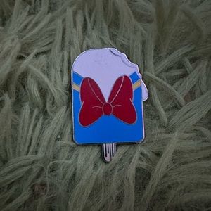 Donald Duck pin